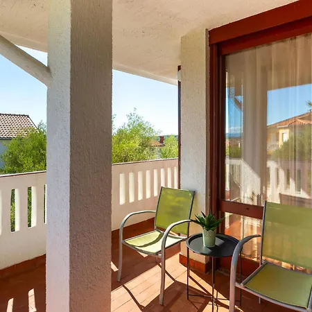 3 Bedroom Stunning In Krk شقة كرك